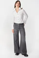 Jean de corte wide leg en color gris con efecto lavado, tiro medio y cierre frontal con botón y cremallera.