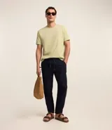 Remera de manga corta y cuello redondo, confeccionada en algodón peruano de alta calidad. Presenta un diseño liso y corte cómodo, ideal para uso diario.