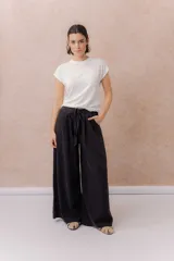 Jean de calce amplio y relajado, color azul, con pierna extra ancha y caída fluida. Diseño de tiro alto con pinzas delanteras y lazo regulable en la cintura. Cuenta con bolsillos laterales y traseros.