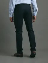 Traje de corte clásico compuesto por saco de dos botones y pantalón de vestir a juego. Diseño tradicional en color negro.