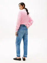 Pantalón de jean de corte recto, color azul, con talle alto y largo tobillero.