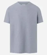 Remera masculina de corte regular, color beige melange, con cuello redondo, manga corta y textura horizontal.