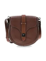 Bandolera de cuero graneado color marrón chocolate, de formato rígido y diseño con estética setentosa. Cuenta con solapa frontal con detalle de tira vertical y herraje metálico de cierre, y correa ajustable para colgar al hombro o cruzada.