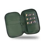 Phone bag de diseño compacto en color marrón oscuro, con bolsillo frontal para celular, cierre perimetral y correa regulable y desmontable. El interior cuenta con compartimentos para tarjetas, documentos y billetes.