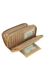 Billetera larga de diseño rectangular en tono beige, confeccionada en símil cuero con textura combinada. Cuenta con doble compartimento principal con cierre, solapa frontal con broche a presión, visor para documentos y tarjetero extraíble. Incluye monedero interno y múltiples espacios para billetes y tarjetas.