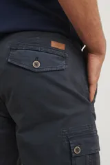 Bermuda de gabardina verde militar, con bolsillos cargo laterales y corte a la rodilla.