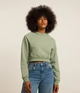 Buzo cropped color verde claro, de algodón y poliéster, con cuello redondo, mangas largas y bolsillo canguro.