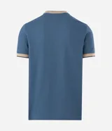 Remera de manga corta, color azul, con textura acanalada vertical. Presenta cuello redondo y puños contrastantes en color beige.