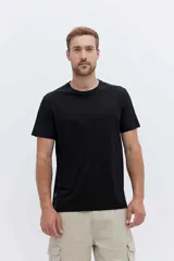 Remera de algodón verde militar, de corte clásico con cuello redondo y mangas cortas.