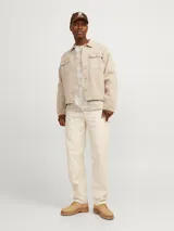 Camiseta de manga corta y cuello redondo, con fit oversize. Presenta un estampado tipo tie-dye o acid wash en tonos beige y crema.