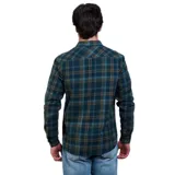 Camisa de manga larga Maui and Sons con estampado de cuadros escoceses en tonos verde, azul y amarillo. Presenta cuello clásico, cierre frontal con botones y dos bolsillos delanteros con solapa.