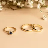 Par de alianzas bombé de oro de 18k, diseño clásico de superficie lisa y brillante.