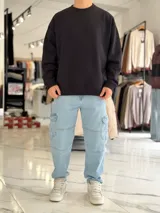Buzo oversize de corte amplio, color blanco, con cuello redondo y puños y dobladillo en rib elástico.