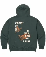 Canguro oversize con capucha y bolsillo frontal, color verde oscuro. Presenta una estampa gráfica en la espalda con tipografía y formas abstractas en tonos naranja y blanco, además de un pequeño parche con logo en la manga.
