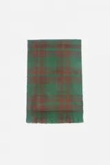 Bufanda unisex con estampado escocés en tonos verde y rojo, con flecos cortos en los extremos.