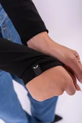 Body de manga larga en color marrón, confeccionado en tejido acanalado con cuello alto. Presenta un ajuste al cuerpo y cierre inferior.