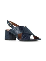 Sandalias de cuero con textura de reptil en color azul marino, con diseño de tiras cruzadas en el empeine, taco cuadrado y cierre de hebilla ajustable en el talón.