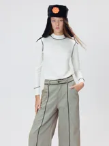 Pantalón sastrero de tiro medio, pierna ancha y corte recto, color bordó con finas rayas verticales y detalles de vivos a contratono en la pretina y el frente.