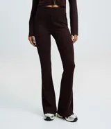 Pantalón flare de microfibra color verde militar, con cintura ancha y diseño ceñido en muslos con corte acampanado hacia el bajo.