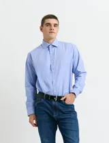 Camisa de vestir Harrington Label de corte clásico, color blanco, con cuello italiano y cierre frontal de botones.