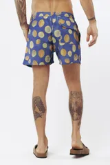 Short de baño con estampado tropical de hojas y loros, con cordón ajustable en la cintura.