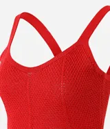 Blusa femenina color rojo, confeccionada en algodón y poliéster con efecto punto. Diseño sin mangas, con breteles anchos, escote en V, modelo ajustado en el busto con recorte horizontal y acabado peplum en el ruedo.