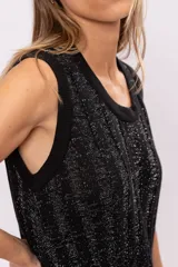 Vestido largo negro con textura brillante, corte recto, cuello redondo y sin mangas.