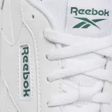 Championes Reebok Court Advance de cuero sintético blanco, con detalles en verde en el logotipo lateral y talón.