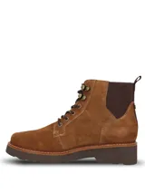 Botas acordonadas de gamuza color marrón, con suela de plataforma dentada y detalles de elástico en los laterales. Presentan ojales metálicos y cordones bicolores.