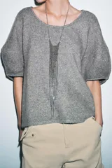 Jersey de punto de corte amplio, con escote redondo y mangas cortas con diseño holgado.