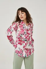 Camisa de manga larga con estampado abstracto en tonos marrones y blancos, cuello camisero y cierre frontal con botones. Puños con detalle de estampado animal print.