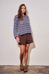 Sweater de punto con diseño de rayas horizontales en tonos ocre, marrón y crudo. Presenta cuello redondo, mangas largas y puños acanalados.