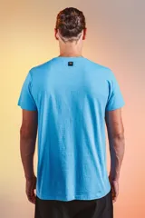 Remera de algodón pima premium, color celeste, con cuello redondo rib al tono y corte regular.