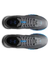 Championes de fútbol Under Armour Shadow Turf 3, diseñados para césped artificial. Presentan una parte superior sintética gris con detalles en azul, entresuela Charged Cushioning para amortiguación y suela de goma con tacos estratégicos para máximo agarre.