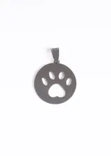 Dije plateado de acero quirúrgico con forma circular y diseño calado de huella de perro.