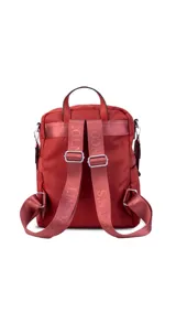 Mochila mediana combinada en tela impermeable y cuero sintético, con cierre principal, bolsillo frontal con solapa y hebilla decorativa, y correas ajustables.