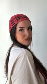 Gorro rojo brillante de tejido crochet con diseño de red.