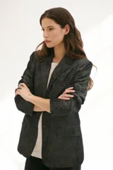 Blazer grafito con solapas de muesca, cierre frontal con dos botones y bolsillos laterales con solapa.