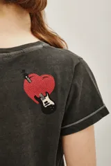 Remera de algodón color gris oscuro con efecto gastado, cuello redondo y manga corta. Estampado frontal con el texto "I ❤️ ROCK N' ROLL" en color negro y corazón rojo.