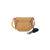 Cartera tipo bandolera negra de formato compacto, con solapa frontal, líneas curvas y correa de hombro tejida multicolor en tonos turquesa y fucsia.