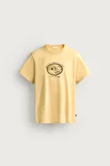 Camiseta regular fit de color amarillo, de cuello redondo y manga corta, con estampa frontal en contraste de un rancho y la inscripción "Rancho Lane Worn Heritage".