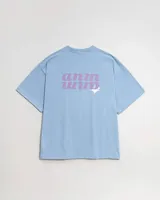 Remera oversize de algodón celeste con estampado frontal en color rosado.