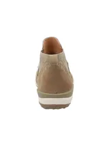 Botin tipo Chelsea de cuero color kaki, con paneles elásticos laterales decorados con bordados geométricos y detalle de cinta tejida en el empeine. Cuenta con suela de goma con tecnología de amortiguación y tirador trasero.