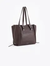 Bolso tipo tote de cuero color tostado con doble asa de hombro, detalles de hebillas metálicas en el frente y cierres laterales decorativos.