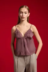 Musculosa de satén color malva con detalles de encaje en el escote en V, los laterales y el ruedo, de tirantes finos regulables.