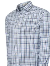 Camisa de manga larga para hombre, modelo Mild de RKF, con diseño a cuadros en tonos de azul y blanco. Confeccionada en mezcla de algodón orgánico, nylon y spandex, cuenta con cuello camisero, cierre frontal de botones y un bolsillo aplicado en el pecho con logo bordado.
