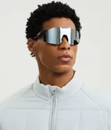 Campera acolchonada de poliamida con textura cuadriculada, cuello alto y cierre frontal por cremallera. Cuenta con bolsillos laterales y un diseño deportivo de corte regular.