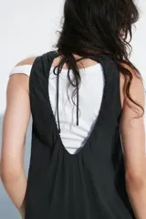 Vestido midi fluido de mezcla de viscosa en color bordó, con cuello redondo, manga sisa y detalle de lazada con abertura en la espalda.