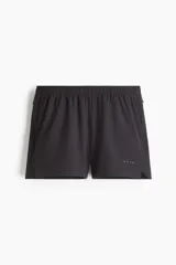 Short de running de corte estándar, confeccionado en tejido funcional con tecnología DryMove que absorbe el sudor. Presenta cintura elástica con cordón oculto, bolsillos laterales con cierre, suspensor interior de malla y aberturas laterales.