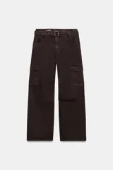 Pantalón cargo de tiro medio confeccionado en denim marrón oscuro. Presenta bolsillos laterales con solapa, bolsillos clásicos y un cinturón integrado del mismo tejido con hebilla metálica.